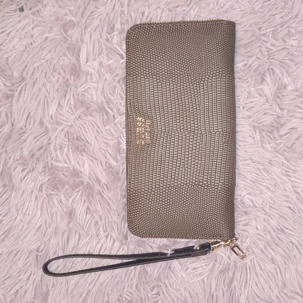 NWOT Guess wallet